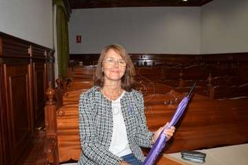  La profesora Celia Jiménez pone voz en el Pleno al manifiesto institucional contra la violencia machista (Foto TA)